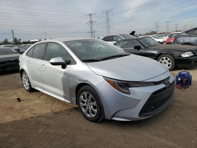 5YFB4MDE3PP047159 - 2023 TOYOTA COROLLA LE Argent photo 4