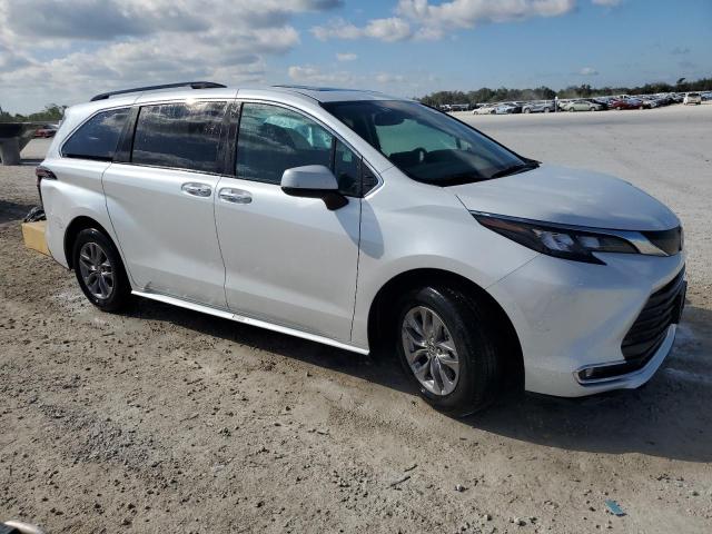 5TDYRKEC3RS194198 - 2024 TOYOTA SIENNA XLE WHITE photo 4