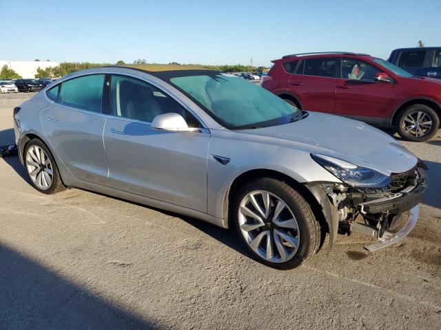 5YJ3E1EA4JF007901 - 2018 TESLA MODEL 3 فضي صورة 4