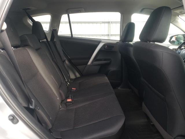 2T3BFREV7JW854447 - 2018 TOYOTA RAV4 LE Сріблястий фото 11