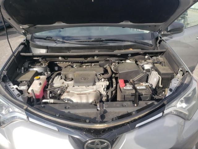 2T3BFREV7JW854447 - 2018 TOYOTA RAV4 LE Сріблястий фото 12