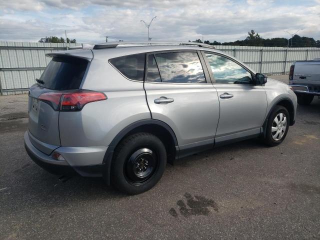 2T3BFREV7JW854447 - 2018 TOYOTA RAV4 LE Сріблястий фото 3