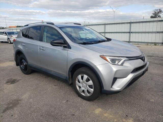 2T3BFREV7JW854447 - 2018 TOYOTA RAV4 LE Сріблястий фото 4