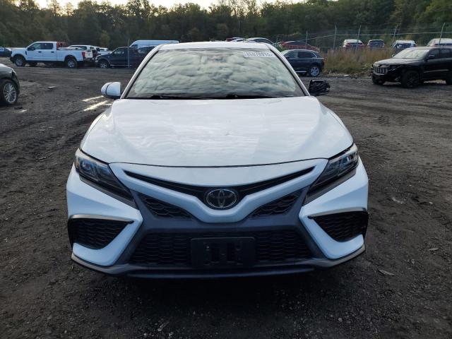 4T1G11AK0NU638228 - 2022 TOYOTA CAMRY SE თეთრი ფოტო 5