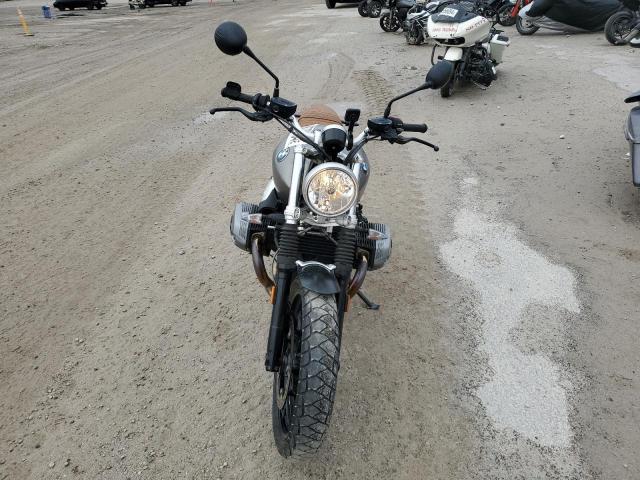 WB10J3306HZ793691 - 2017 BMW R NINE T SCRAMBLER GRAY photo 2