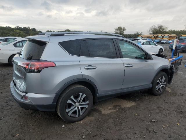 2T3BFREV2HW590130 - 2017 TOYOTA RAV4 LE 银色 照片 3