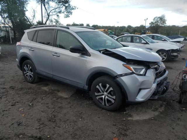 2T3BFREV2HW590130 - 2017 TOYOTA RAV4 LE 银色 照片 4