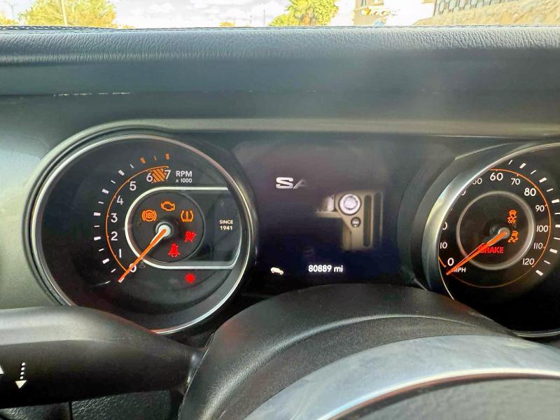 1C4HJXEN2LW213871 - 2020 JEEP WRANGLER U SAHARA WHITE photo 8