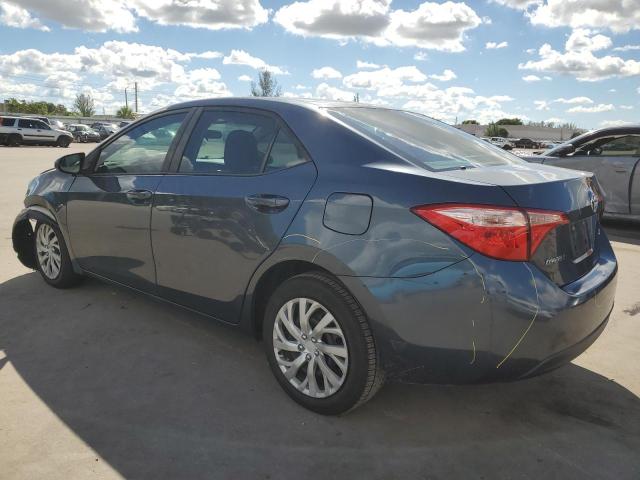 2T1BURHE3JC065305 - 2018 TOYOTA COROLLA L Blau Foto 2