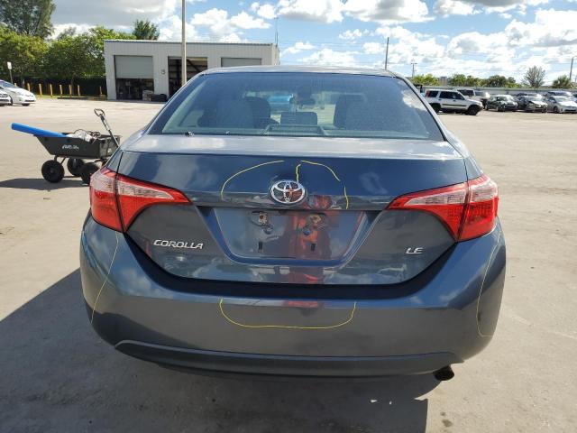 2T1BURHE3JC065305 - 2018 TOYOTA COROLLA L Blau Foto 6