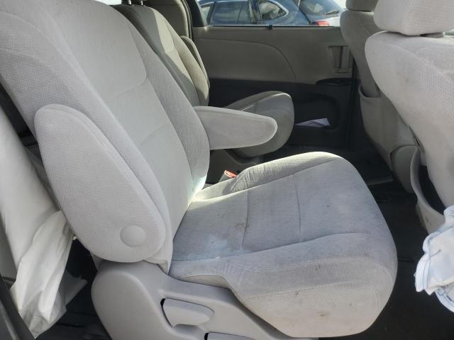 5TDJK3DC3FS118814 - 2015 TOYOTA SIENNA LE Silber Foto 11