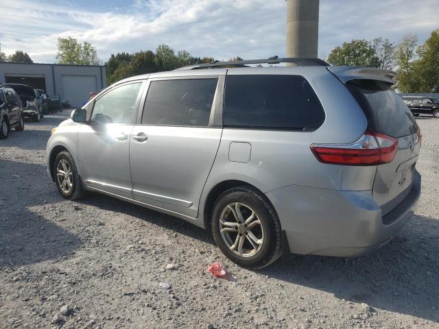 5TDJK3DC3FS118814 - 2015 TOYOTA SIENNA LE Silber Foto 2