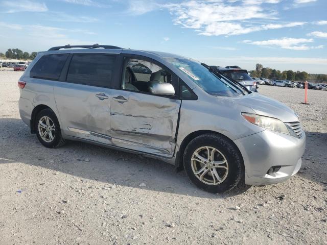 5TDJK3DC3FS118814 - 2015 TOYOTA SIENNA LE Silber Foto 4