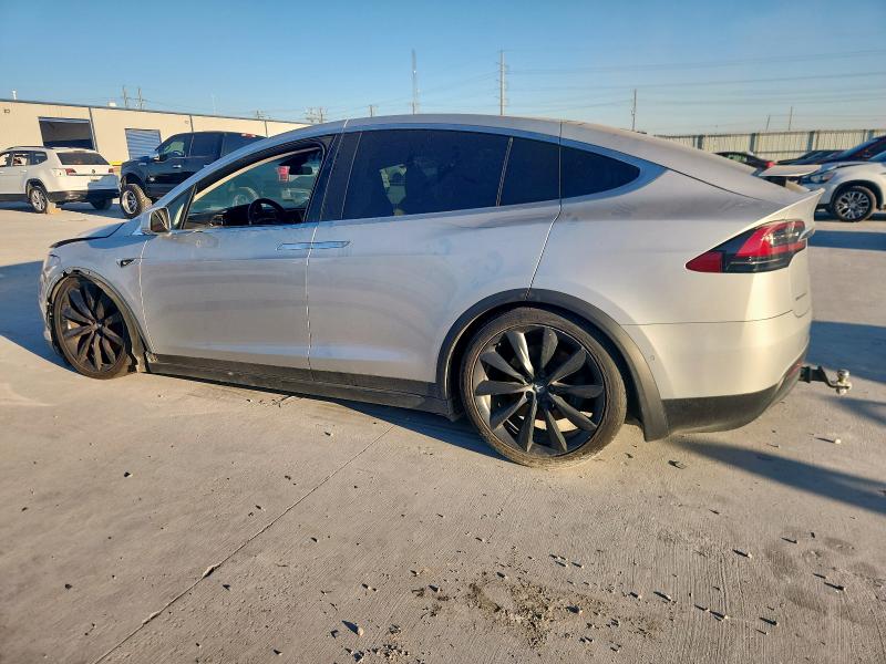 5YJXCAE20JF091876 - 2018 TESLA MODEL X Argent photo 2