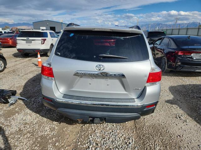5TDBK3EH8DS203255 - 2013 TOYOTA HIGHLANDER BASE Silber Foto 6
