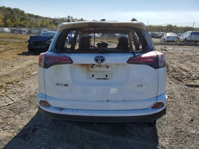 JTMZFREV8JD132030 - 2018 TOYOTA RAV4 LE Білий фото 6
