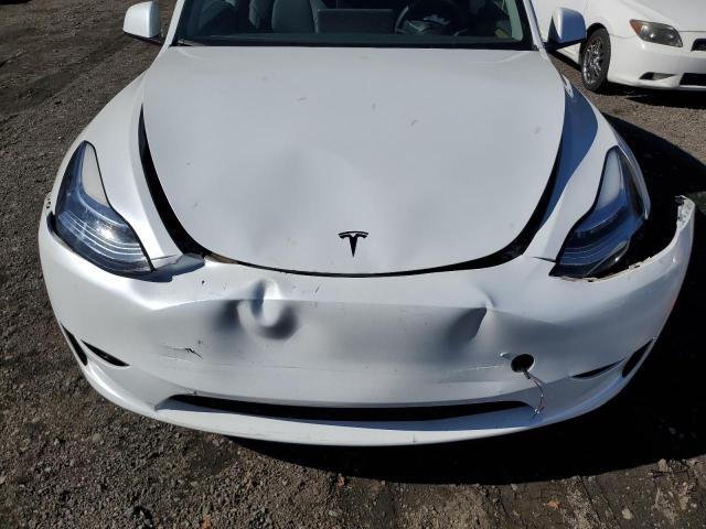 7SAYGDEE5PA050768 - 2023 TESLA MODEL Y Weiß Foto 11