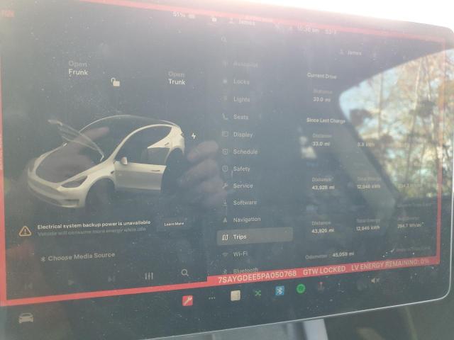 7SAYGDEE5PA050768 - 2023 TESLA MODEL Y Weiß Foto 9