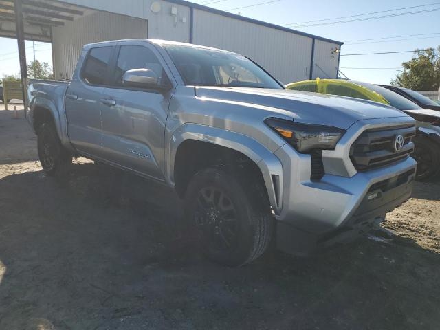3TYKB5FN2RT004388 - 2024 TOYOTA TACOMA DOUBLE CAB 银色 照片 4