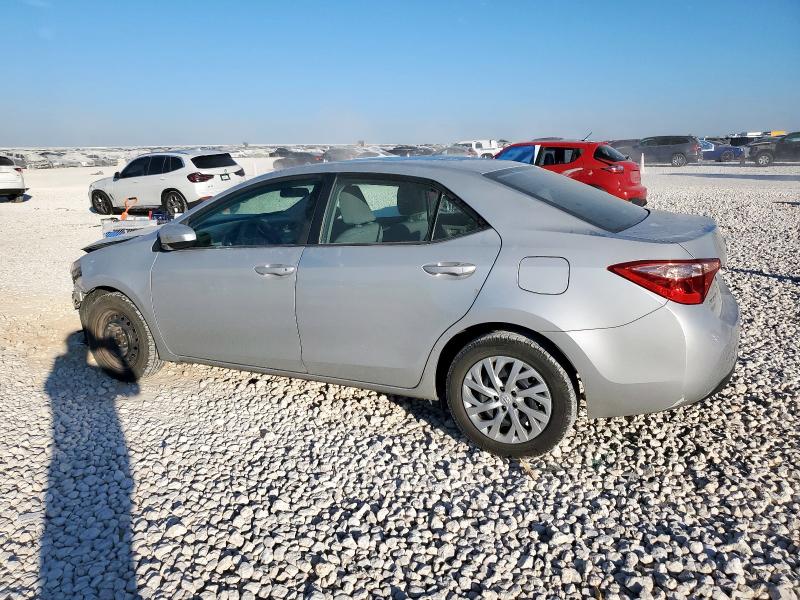 5YFBURHE7JP826255 - 2018 TOYOTA COROLLA L SILVER photo 2