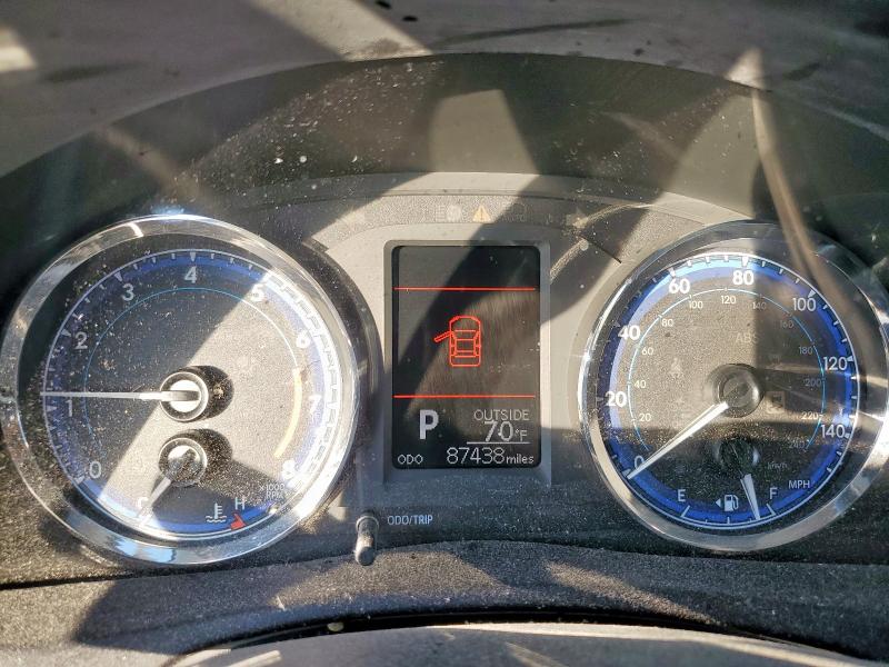 5YFBURHE7JP826255 - 2018 TOYOTA COROLLA L SILVER photo 9