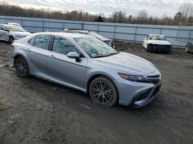 4T1G11AK4RU907529 - 2024 TOYOTA CAMRY SE NIGHT SHADE SILVER photo 4