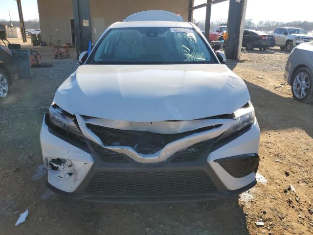 4T1G11AKXRU240529 - 2024 TOYOTA CAMRY SE NIGHT SHADE WHITE photo 5