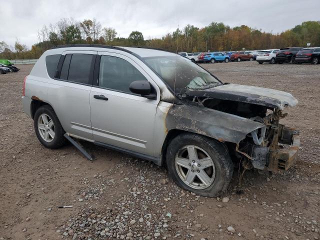 1J8FF47WX8D613203 - 2008 JEEP COMPASS SPORT 银色 照片 4