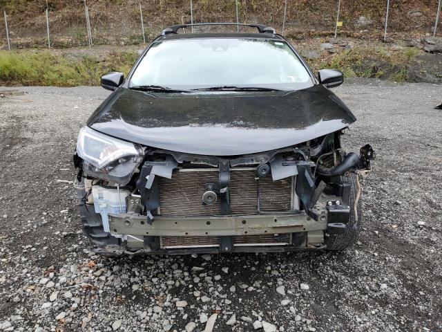 2T3BFREVXJW719706 - 2018 TOYOTA RAV4 LE Schwarz Foto 5