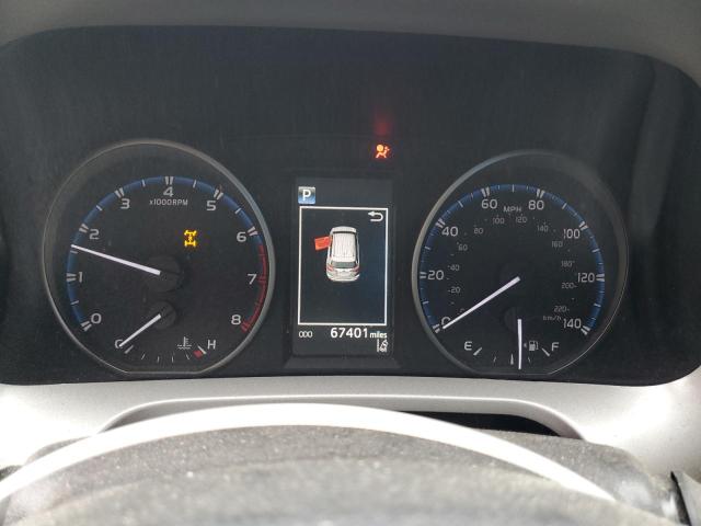 2T3BFREVXJW719706 - 2018 TOYOTA RAV4 LE Schwarz Foto 9