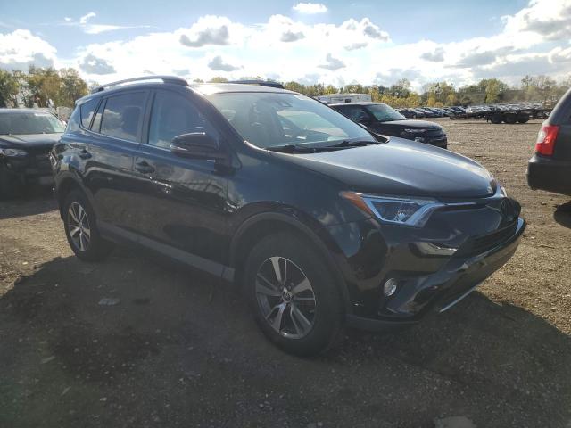 2T3RFREV2HW671689 - 2017 TOYOTA RAV4 XLE შავი ფოტო 4