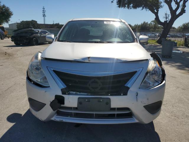 3N1CN7AP6JL864044 - 2018 NISSAN VERSA S 银色 照片 5