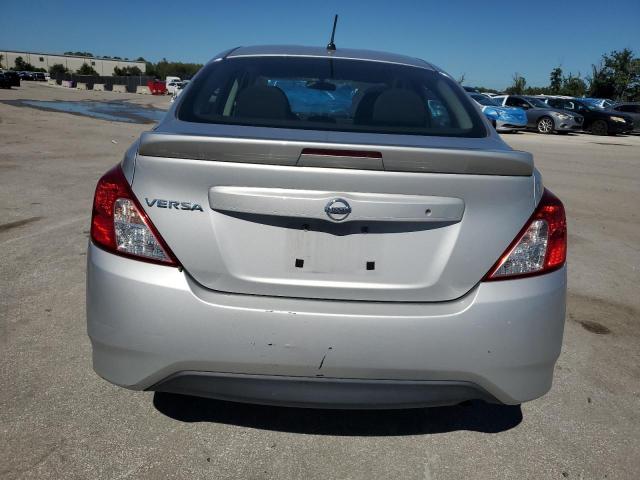 3N1CN7AP6JL864044 - 2018 NISSAN VERSA S 银色 照片 6