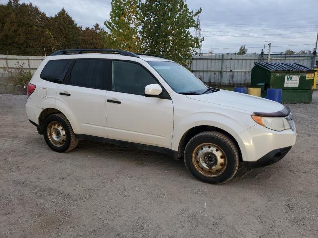 JF2SHCBC6BH761308 - 2011 SUBARU FORESTER 2.5X Blanc photo 4