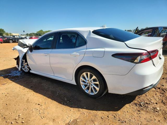 4T1C11AK4MU556774 - 2021 TOYOTA CAMRY LE WHITE photo 2
