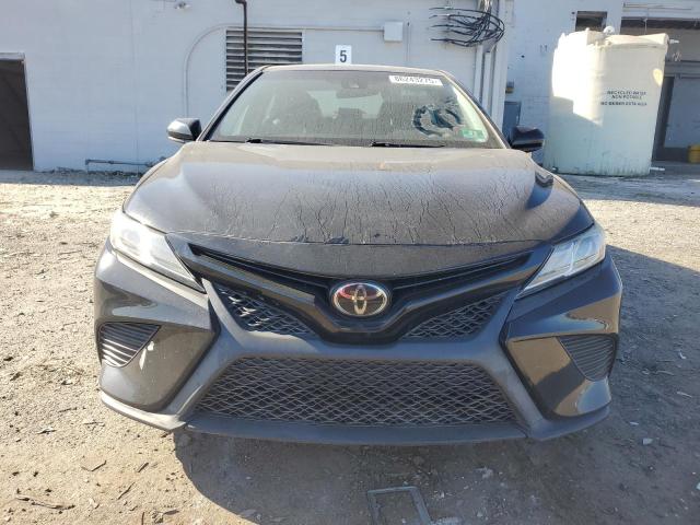 4T1B11HKXJU578825 - 2018 TOYOTA CAMRY SE L BLACK photo 5