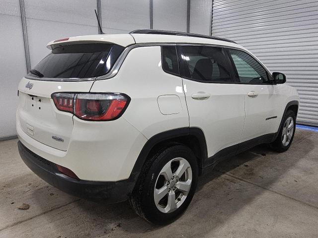 3C4NJCBB5KT699392 - 2019 JEEP COMPASS LATITUDE أبيض صورة 3