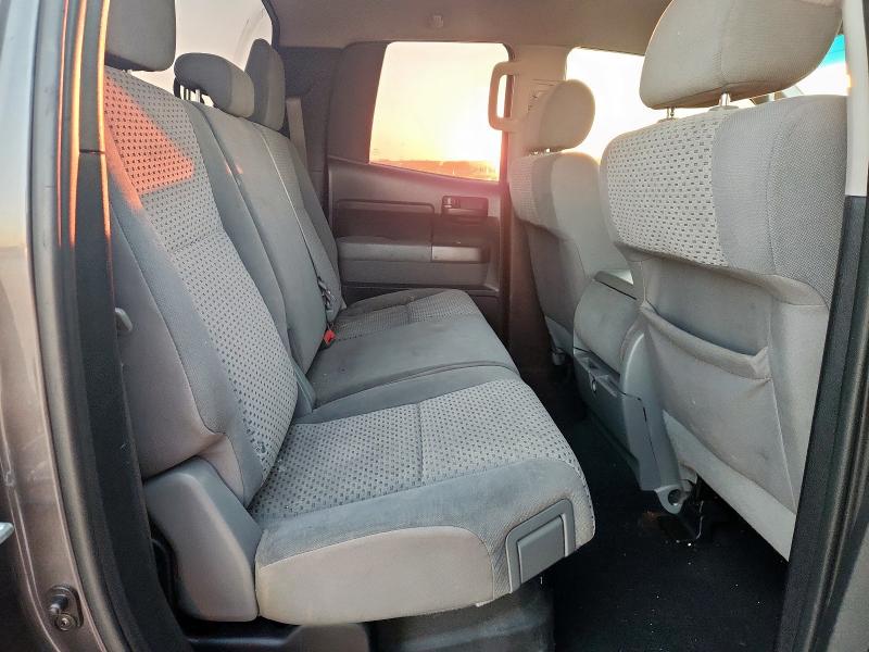 5TFRM5F16CX045481 - 2012 TOYOTA TUNDRA DOUBLE CAB SR5 GRAY photo 11