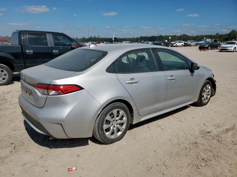 5YFEPMAE8NP363436 - 2022 TOYOTA COROLLA LE 银色 照片 3