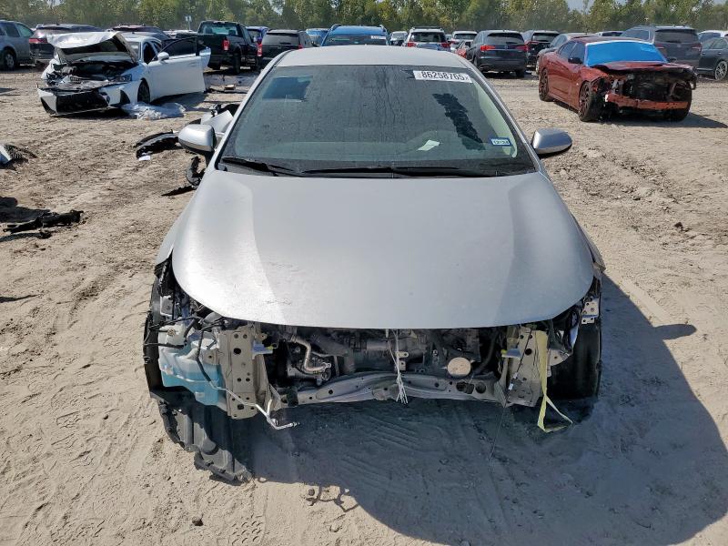 5YFEPMAE8NP363436 - 2022 TOYOTA COROLLA LE 银色 照片 5