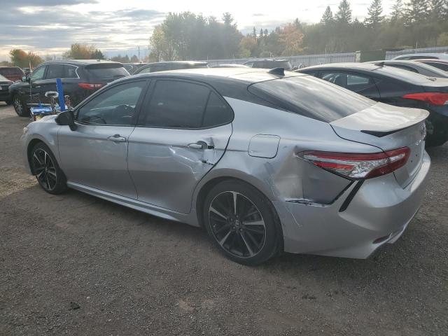 4T1B61HK5JU104489 - 2018 TOYOTA CAMRY XSE SILVER photo 2