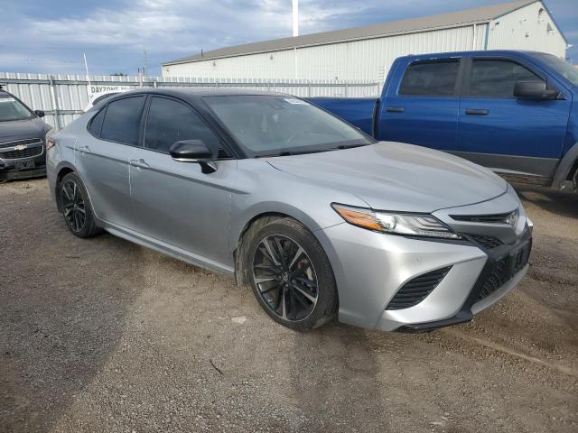 4T1B61HK5JU104489 - 2018 TOYOTA CAMRY XSE SILVER photo 4