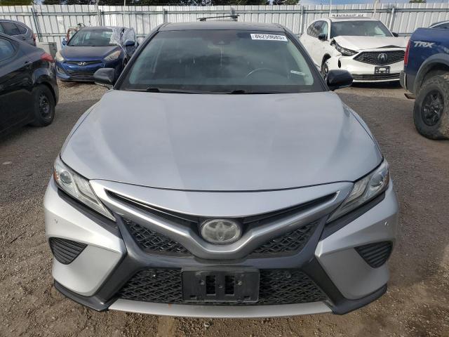 4T1B61HK5JU104489 - 2018 TOYOTA CAMRY XSE SILVER photo 5