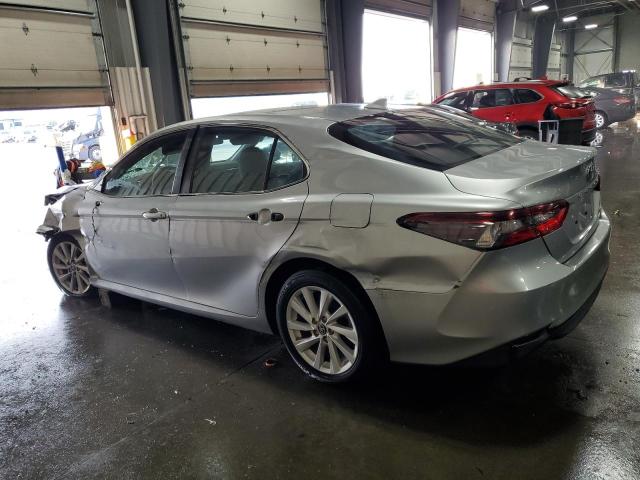 4T1C11AKXNU666942 - 2022 TOYOTA CAMRY LE SILVER photo 2