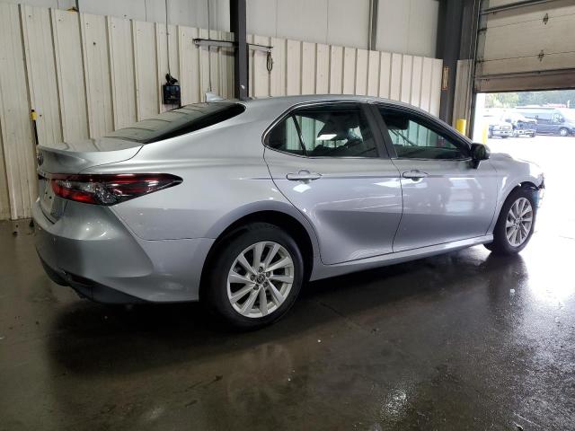 4T1C11AKXNU666942 - 2022 TOYOTA CAMRY LE SILVER photo 3
