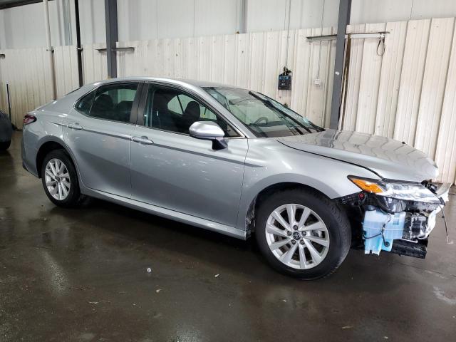 4T1C11AKXNU666942 - 2022 TOYOTA CAMRY LE SILVER photo 4