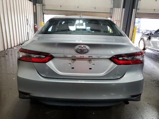 4T1C11AKXNU666942 - 2022 TOYOTA CAMRY LE SILVER photo 6