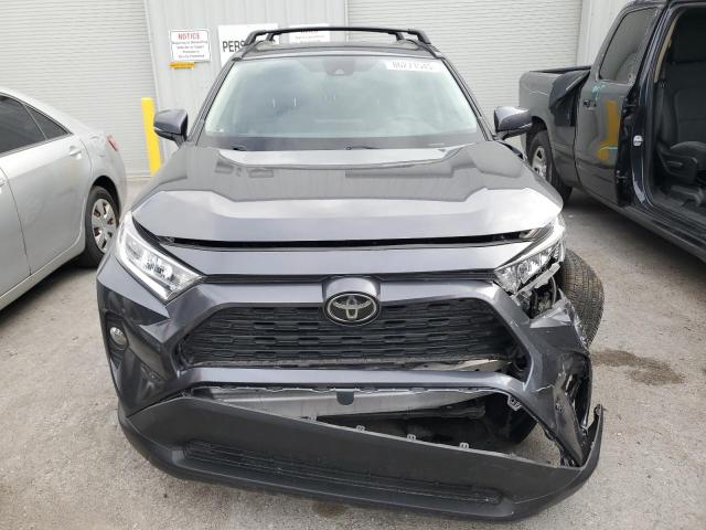 JTMW1RFV2KD010135 - 2019 TOYOTA RAV4 XLE 灰色 照片 5