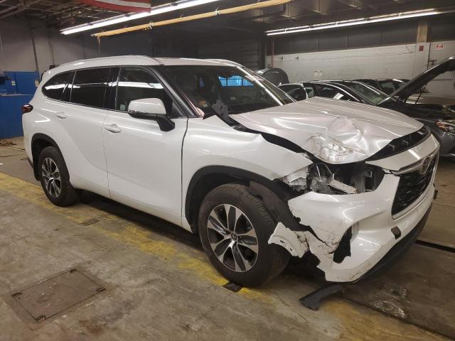5TDGZRBH0NS560570 - 2022 TOYOTA HIGHLANDER XLE WHITE photo 4