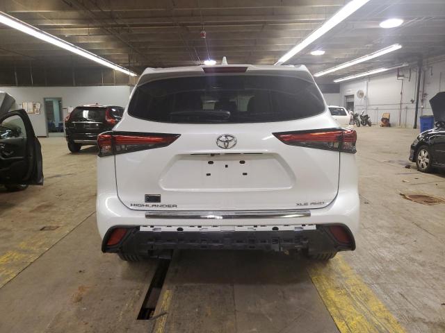 5TDGZRBH0NS560570 - 2022 TOYOTA HIGHLANDER XLE WHITE photo 6